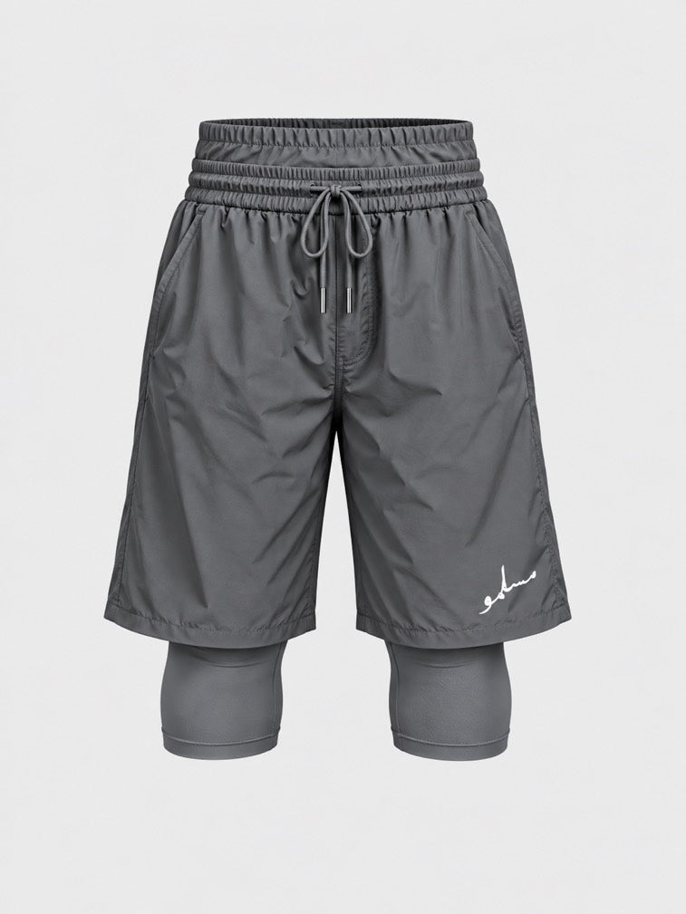 Graue Awrah Performance Shorts 2.0 mit Kordelzug und langer Innenhose, freigestellte Frontansicht