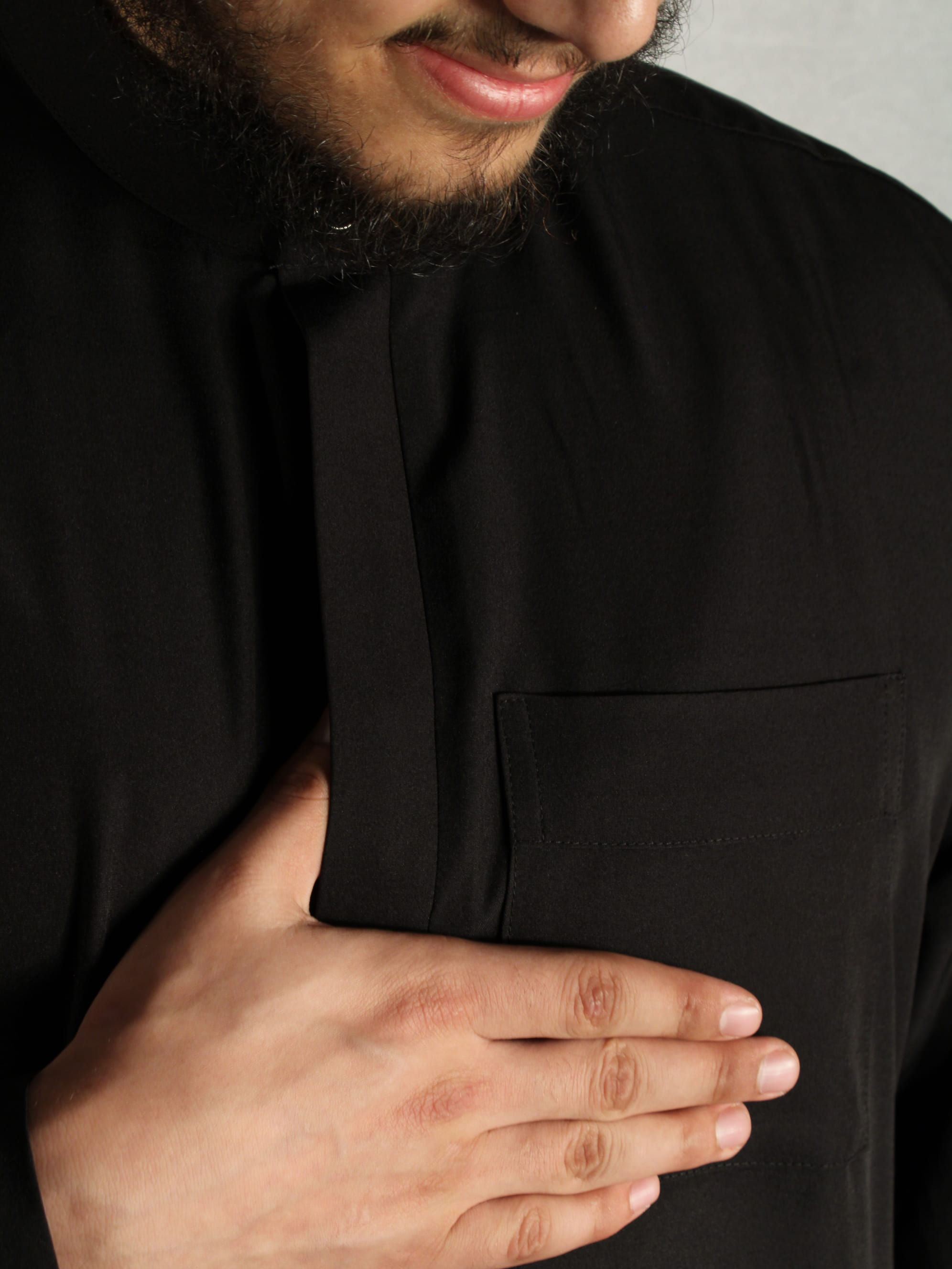 Saudi Thobe Abaya mit Zipper in Schwarz