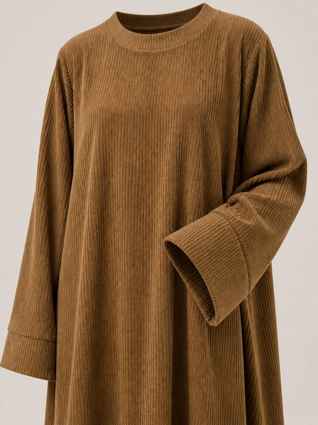 Lange Corduroy-Abaya – schwebende Oberkörper- und Ärmeldetailansicht